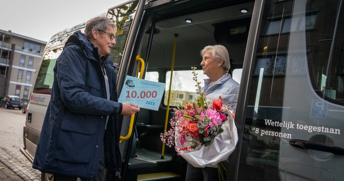 Deze buurtbus draait als een tierelier: ‘De rit is gezellig. Op de bus ...