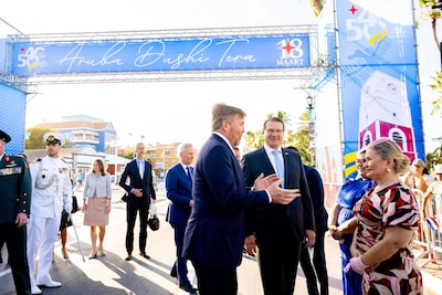 Koning Willem-Alexander op Aruba ontvangen met feest én protest: ‘We sluiten onze ogen niet’