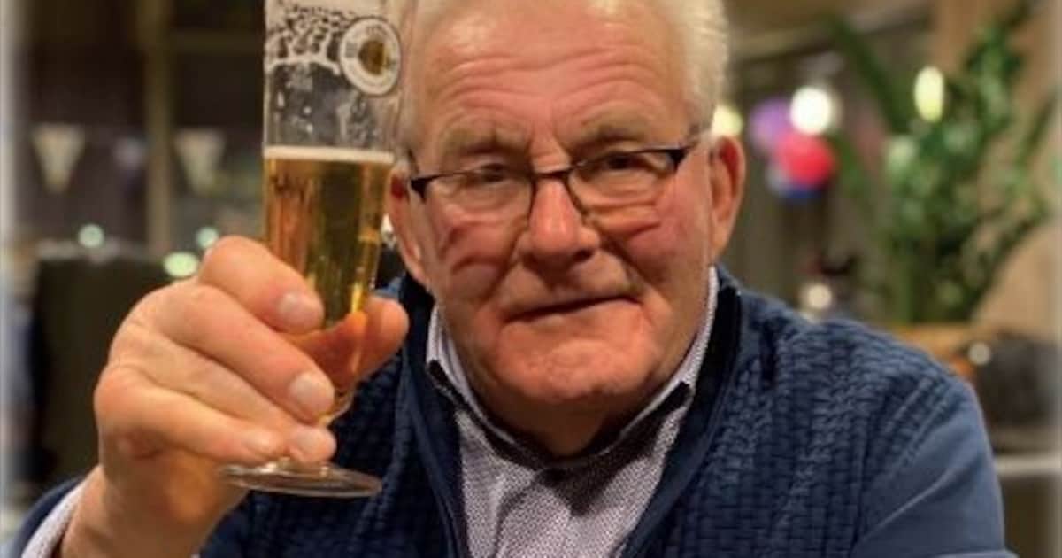 Alle Bemmelse kampioenen keken op de platte kar tegen de rug van Henny Knorth aan