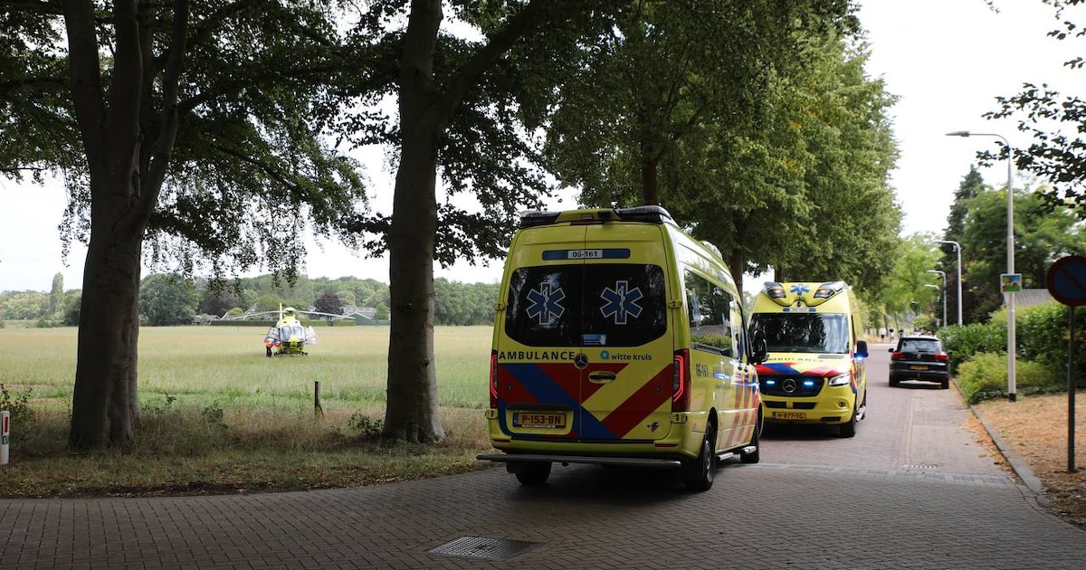 Hulpdiensten bij azc in Zutphen na melding van steekincident