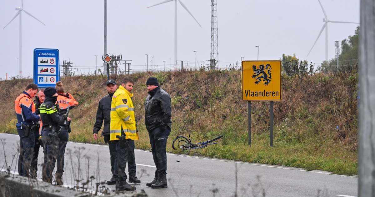 Dode man gevonden bij grens in Hazeldonk, waarschijnlijk aangereden op fiets.