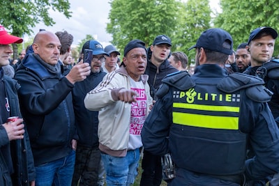 Relschoppers die niet in Loosdrecht wonen opgepakt bij grimmig azc-protest, ook minderjarige opgepakt