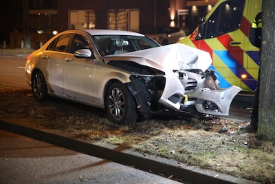 Vrouw gewond bij botsing tegen boom in Apeldoorn