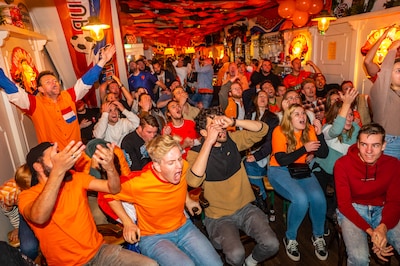 Kun je straks WK-wedstrijden in de kroeg kijken? Tot nu toe hebben slechts 48 gemeenten openingstijden verruimd