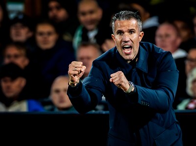 Robin van Persie heeft maar twee middenvelders over voor wedstrijd tegen Stuttgart