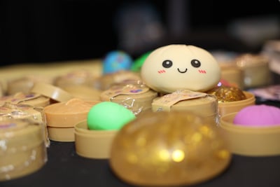 Ouders gewaarschuwd: razend populaire ‘squishy dumplings’ met chemische geur bevatten gevaarlijke stoffen