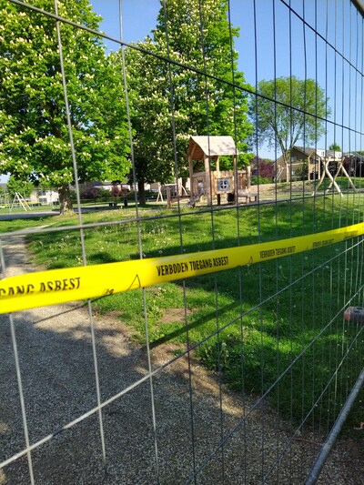 Deze speeltuin is pas geopend, maar is nu alweer afgezet door de gemeente: ‘Stukjes asbest gevonden’