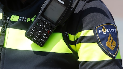 Wijkagent (61) en zijn vriendin (23) aangehouden door arrestatieteam