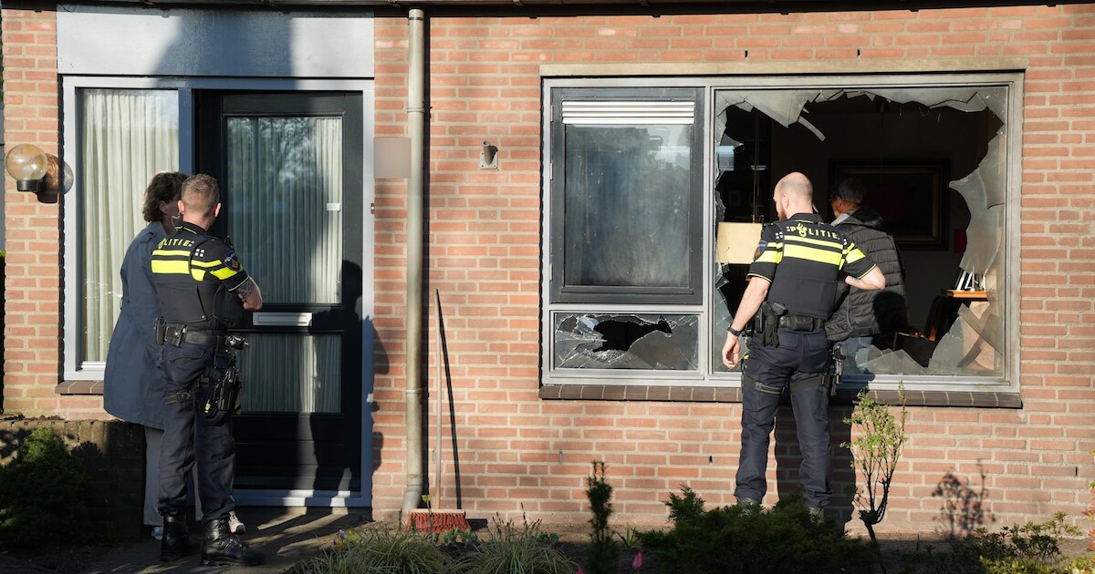 Een sissend geluid en dan een harde knal: de ravage is groot in De Moer na explosie bij woningen | B