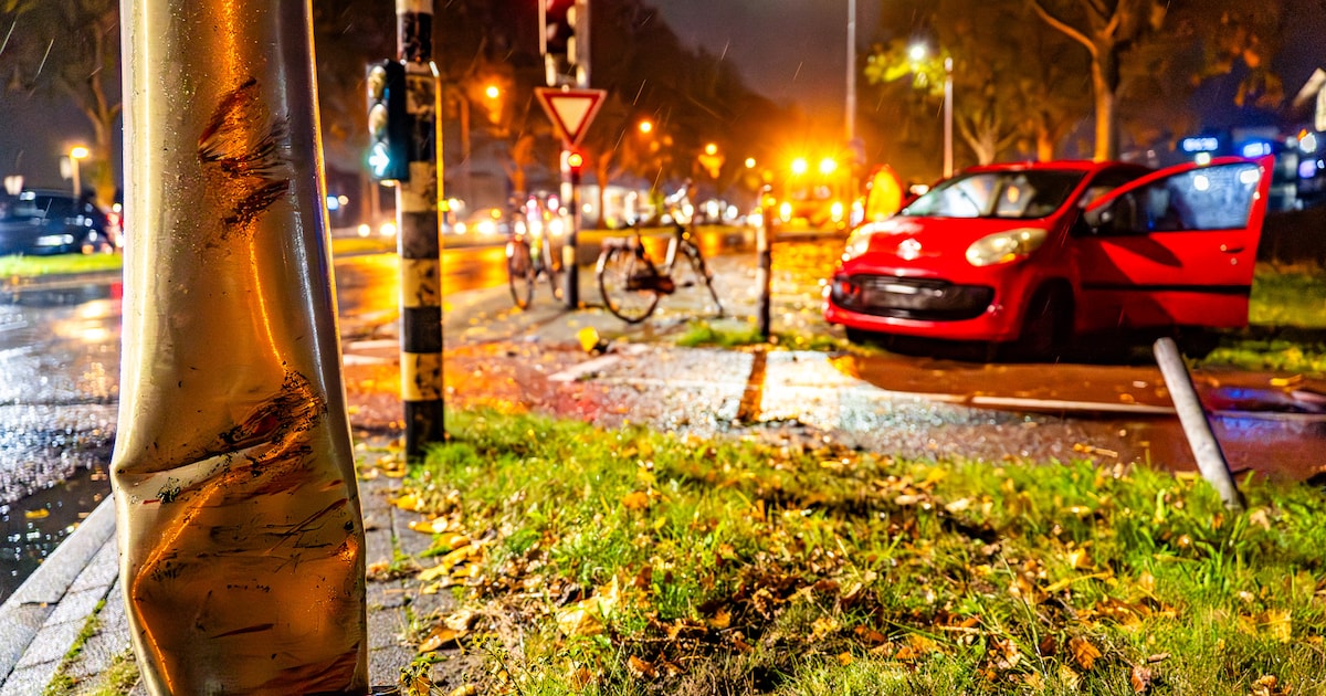 Automobilist raakt lantaarnpaal en verkeersbord bij eenzijdig ongeval in Nijmegen