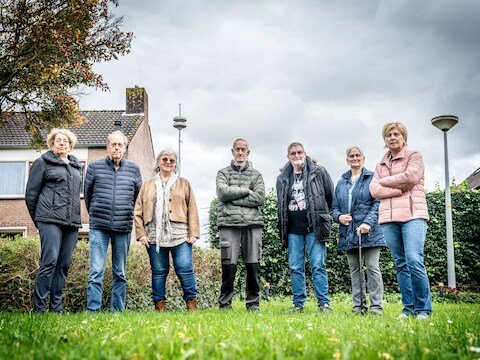 Een aantal bezorgde bewoners van de Korenbloemstraat, met Dory den Bieman derde van links. 