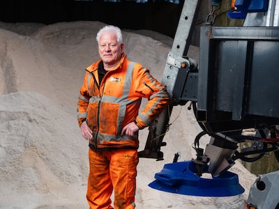 De winters van Joop (75) staan volledig in het teken van zout strooien: ‘Dan ben ik 24/7 beschikbaar’