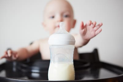 Ook in Verenigd Koninkrijk tientallen meldingen van zieke baby’s na drinken besmet melkpoeder