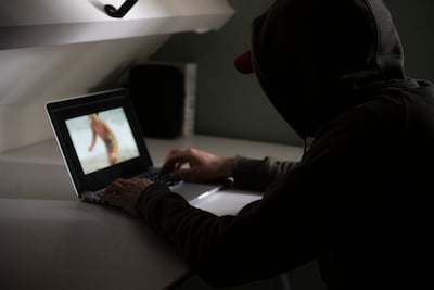 Kinderlokker bouwt zelf online game en krijgt zo 150 jonge meisjes uit de kleren