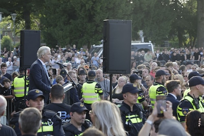 Geert Wilders spreekt deelnemers vreedzaam verlopen asielprotest toe in Didam: veel politie op de be