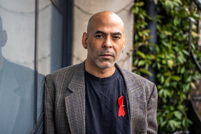 Musicalacteur Ivo heeft hiv: ‘Ik raakte in paniek toen bloed door mijn verband kwam op podium’