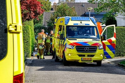 Man komt onder auto, omstanders proberen voertuig op te tillen