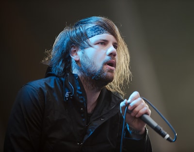 Zanger bekende metalband verlaat vrouw na 13 jaar en komt uit de kast: ‘Ik ben een trotse homo’