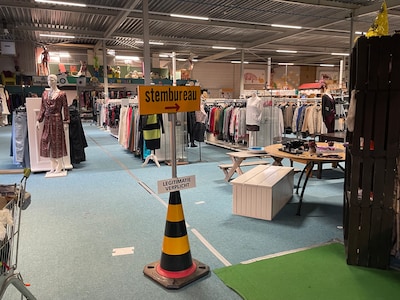 ‘Lekker rustig’ stemmen tussen tweedehands tafels, vazen en snuisterijen