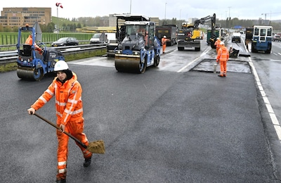 Asfalt op de plek van het sinkhole in A12: einde van het verkeersinfarct is in zicht