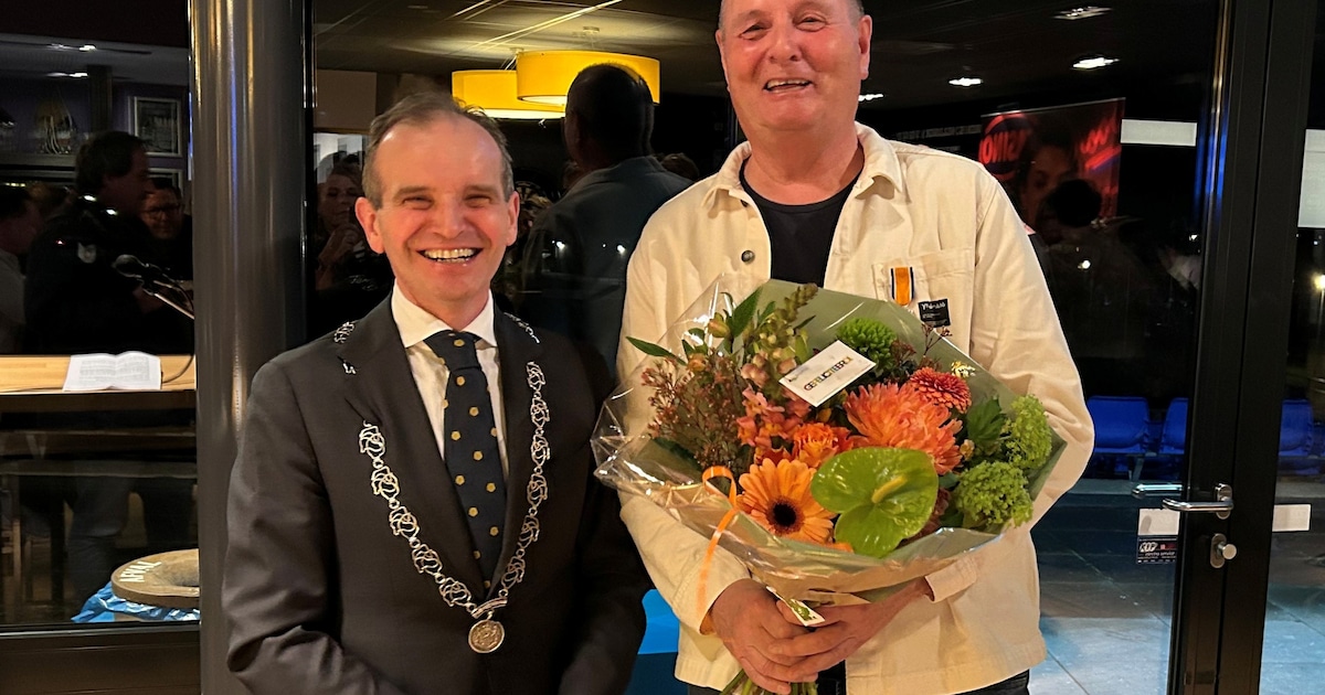 Martin Nuy ontvangt voor zijn verdiensten een Koninklijke onderscheiding in Millingen aan de Rijn