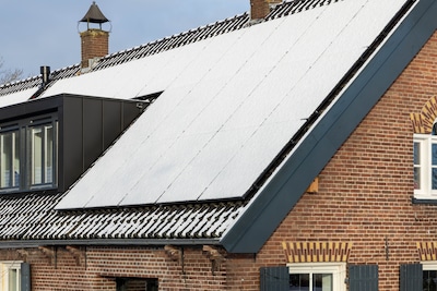 Dit moet je doen met zonnepanelen die onder een dik pak sneeuw liggen