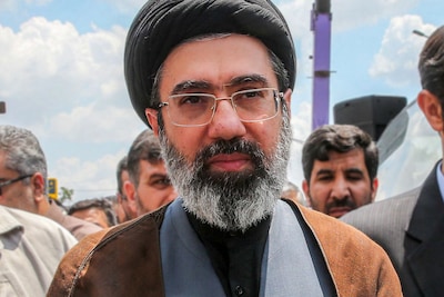 Iraanse leider Mojtaba Khamenei ontkwam niet één, maar twee keer aan de dood, volgens belangrijke geestelijke