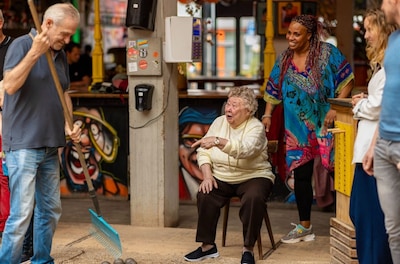 Weg met die telefoon, bij Mooie Boules leer je weer met anderen praten: ‘We zijn het verleerd’