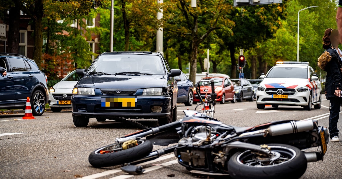 Motorrijder gewond na botsing met automobilist op kruising in Nijmegen.