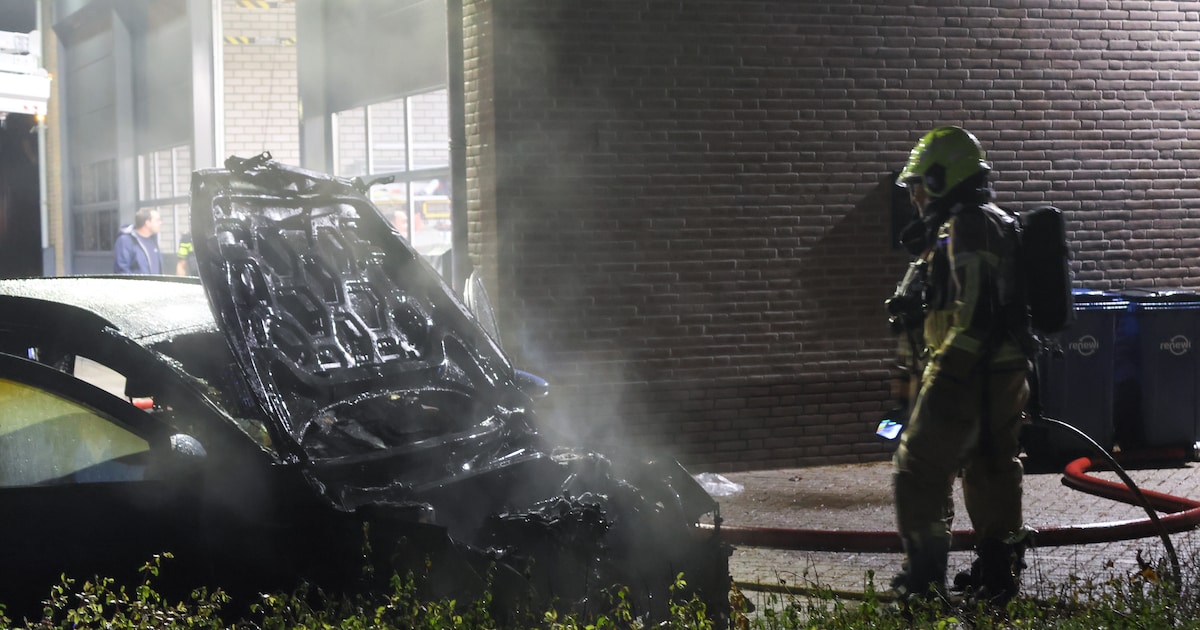 Geparkeerde auto op brandweerkazerne aan het Achterdorp vliegt in brand
