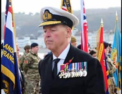 Geschiedenisleraar bluft zich als nepadmiraal langs beveiliging tijdens herdenking in Verenigd Koninkrijk