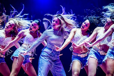 ‘De Vrouwen van Amstel Live’ zorgen voor groots spektakel in Ahoy: Davina en Emma pakken publiek in