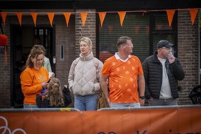 LIVE Koningsdag 2026 | Eerste Oranjefans langs de route in Dokkum, prins Floris is vanavond dj op Kingsland