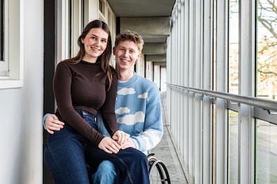 Daan (24) is met zijn jeugdliefde op vakantie op Bali, en opeens staat de wereld op zijn kop