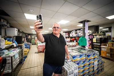 Winkelier Pim is met zijn acties en dumpprijzen een hit op T