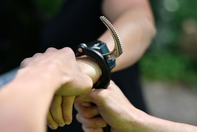Meisje loopt ernstige verwondingen op bij groepsmishandeling: jongen die filmde ook verdachte