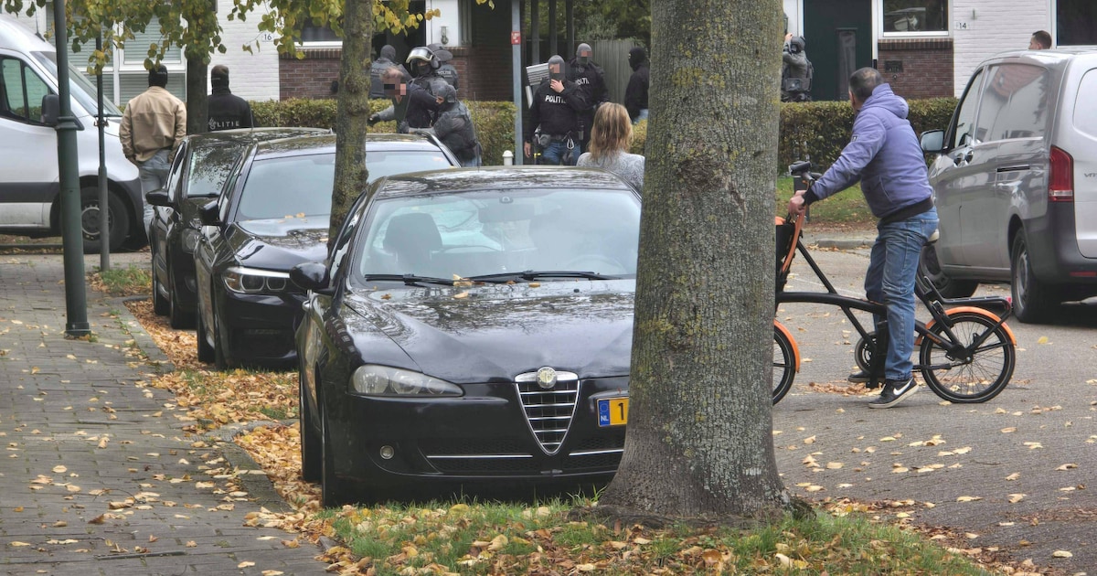 Escalatie bij woningontruiming in Hengelo: buurman richt volgens getuigen vuurwapen op medewerkers