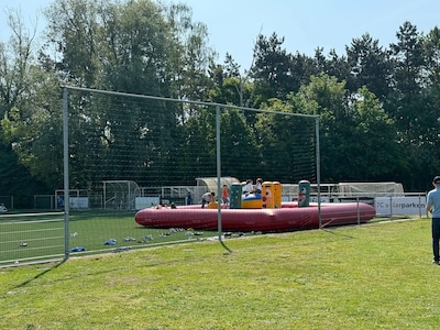 Drama op jeugdtoernooi in België: jongen (7) overlijdt na val van springkasteel, meerdere kinderen lichtgewond