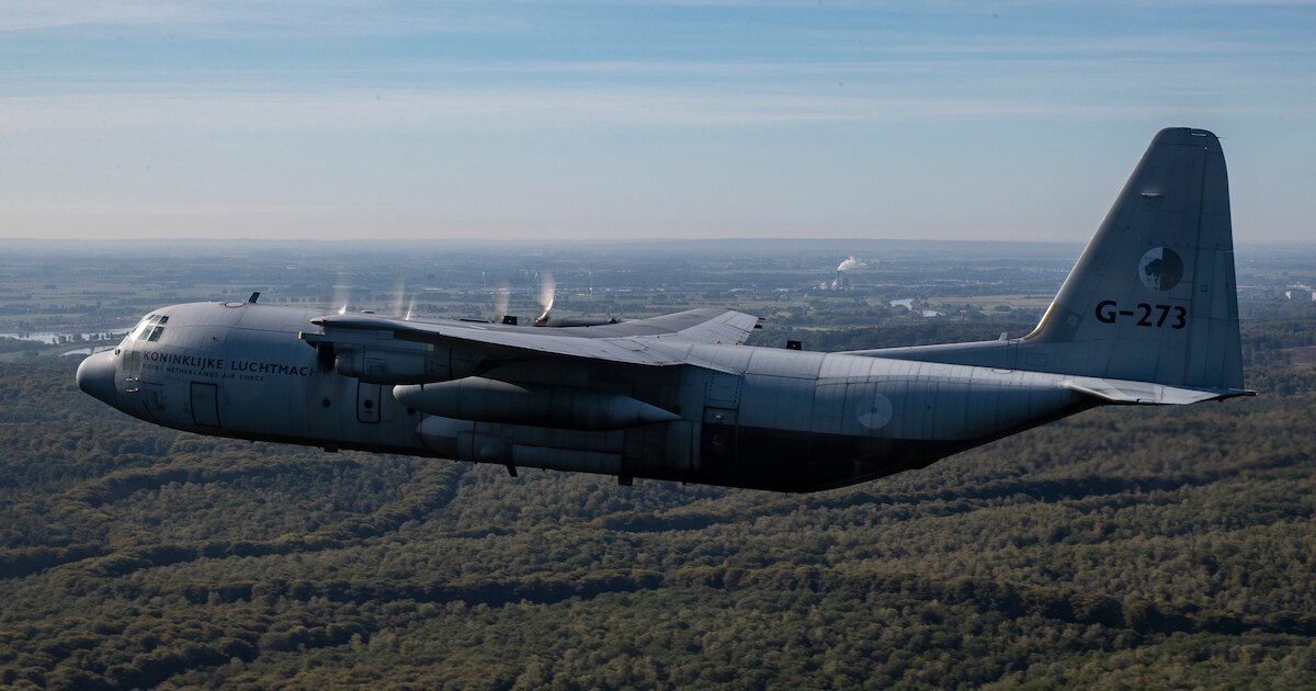 Commando’s springen boven Wamel uit C-130 Hercules tijdens militaire oefening die weken duurt