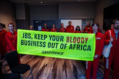 Activisten bestormen vergadering van vleesgigant bij hotel Schiphol, beleggers vluchten zaal uit