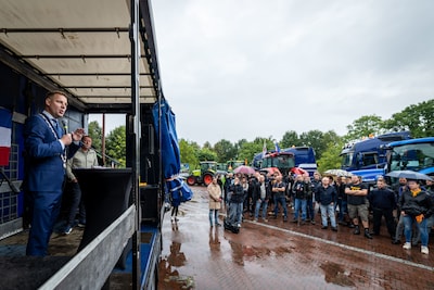 Honderden boeren houden ‘stikstofmars’ en arriveren bij provinciehuis in Assen