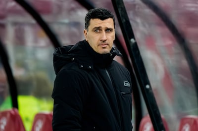 AZ ontslaat trainer Maarten Martens vanwege ‘teleurstellende resultaten’