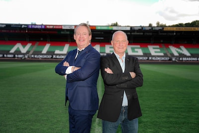 Mario belt zijn stormram ‘Potje’ en Ron regelt de technisch directeur voor jubileumwedstrijd NEC