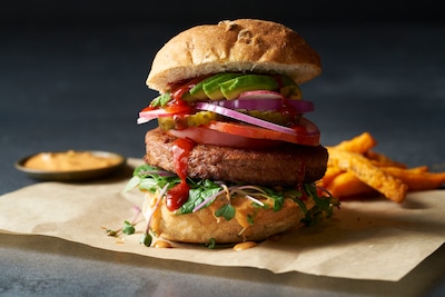 Vegaburger mag vegaburger blijven heten, maar vegetarische kip of steak is straks verboden