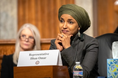 Democraten spreken schande van inval bij parlementslid Ilhan Omar vlak voor verkiezingen: ‘Misbruik van macht’