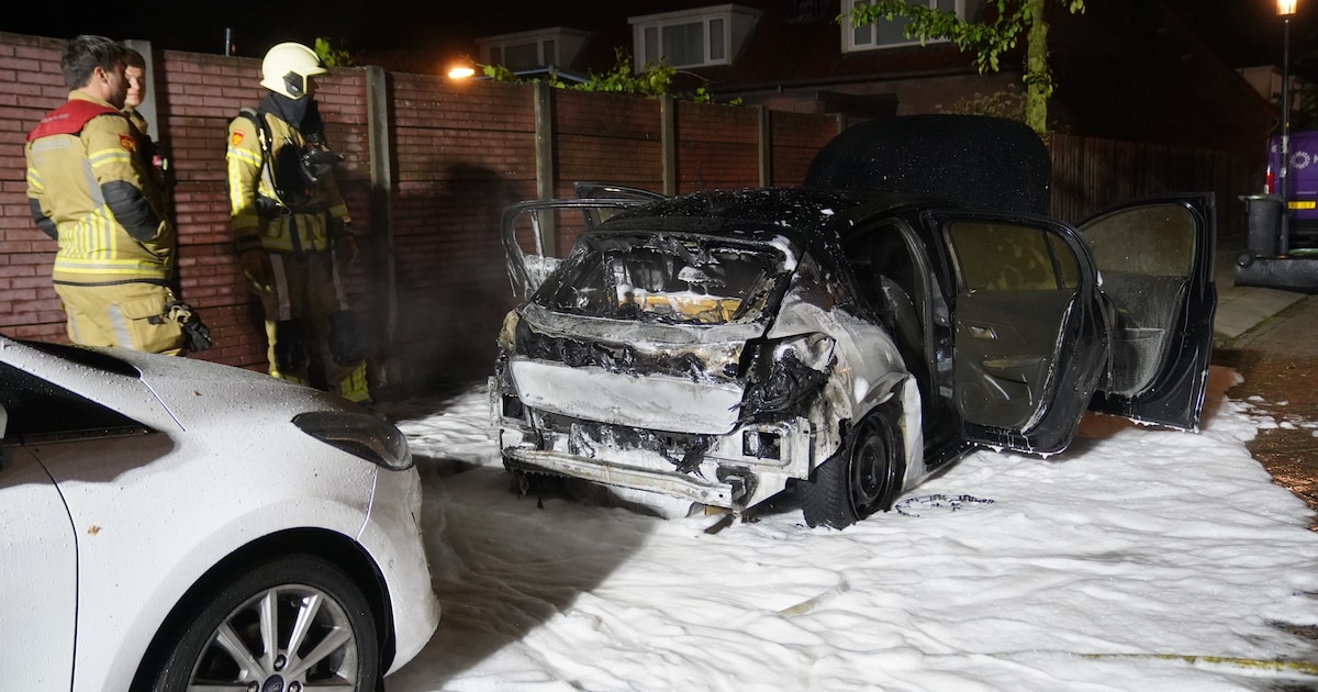 Auto’s flink beschadigd na brand in Deventer
