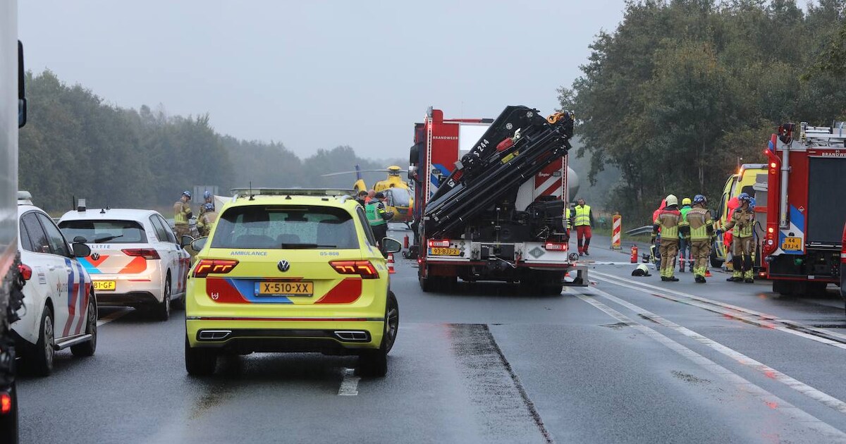 Dodelijk ongeluk op A1 bij De Lutte: auto belandt onder trailer van vrachtwagen