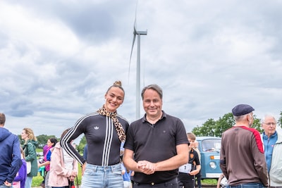 Lieke Klaver opent burgerwindpark en schapenscheerder in Altforst in actie