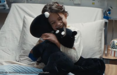 Hema wint Gouden Loeki met kerstcommercial waarin Takkie en Siepie ziek meisje blij maken