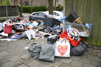 Van meubels tot winkelkarren vol vuilnis in Nijmeegse wijk: ‘Het wordt alleen maar erger’